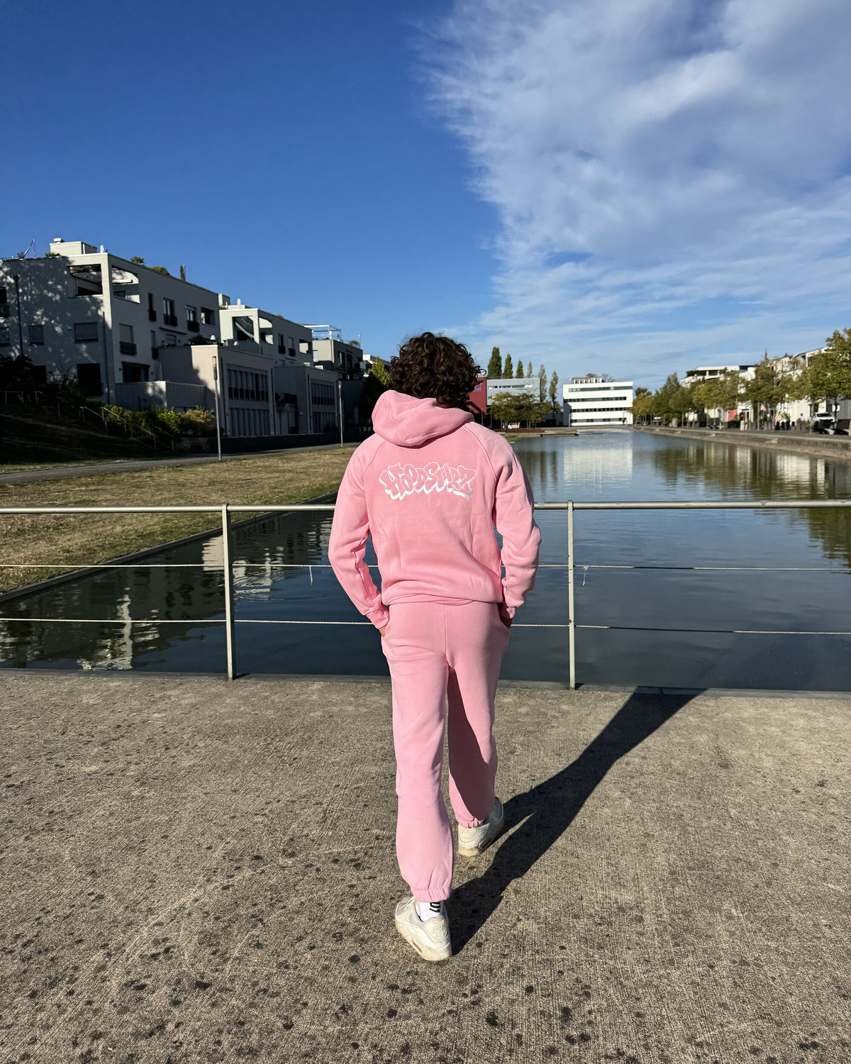 Model trägt Closed Leg Sweatpants in Pink, Rückseite