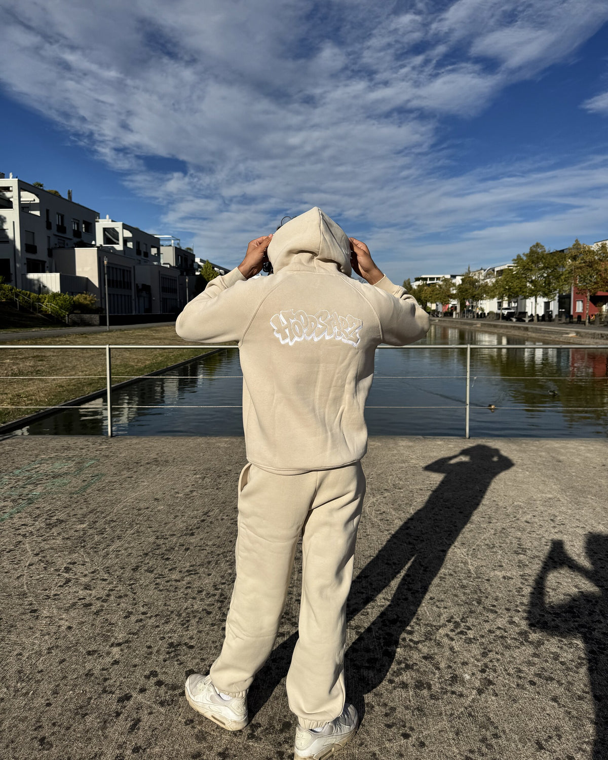 Model trägt Closed Leg Sweatpants in Beige, Rückseite