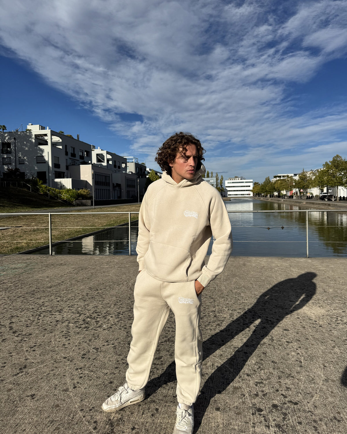 Model trägt Hoodstarz Hoodie in Beige, Vorderseite