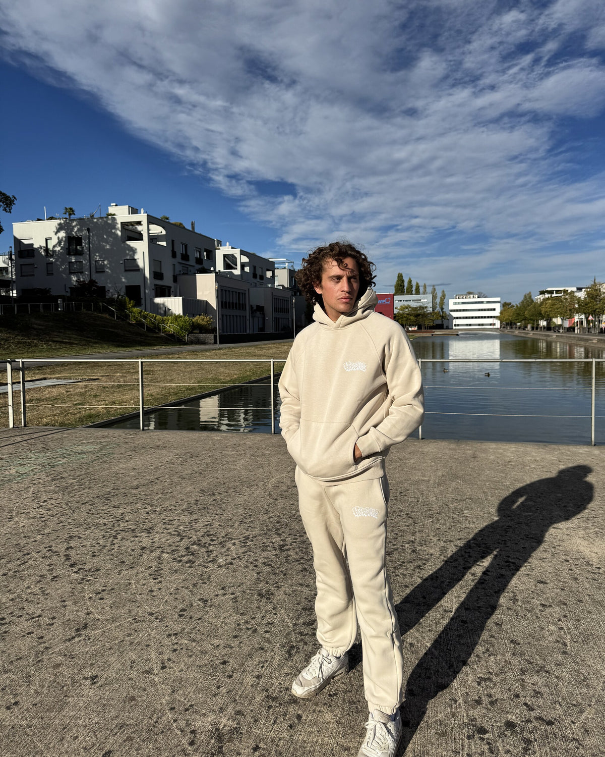Model trägt Closed Leg Sweatpants in Beige, Vorderseite