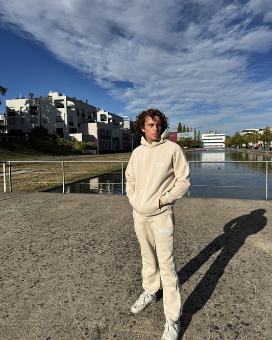 Model trägt Closed Leg Sweatpants in Beige, Vorderseite