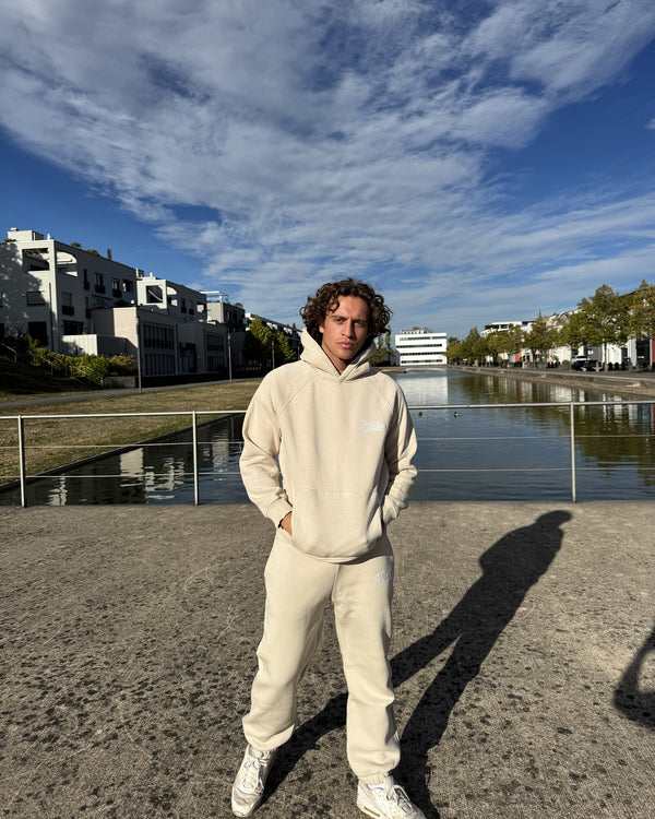 Model trägt Hoodstarz Hoodie in Beige, Vorderseite