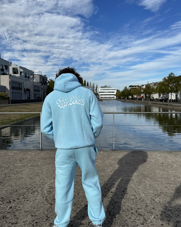 Model trägt Hoodstarz Hoodie in Blau, Rückseite