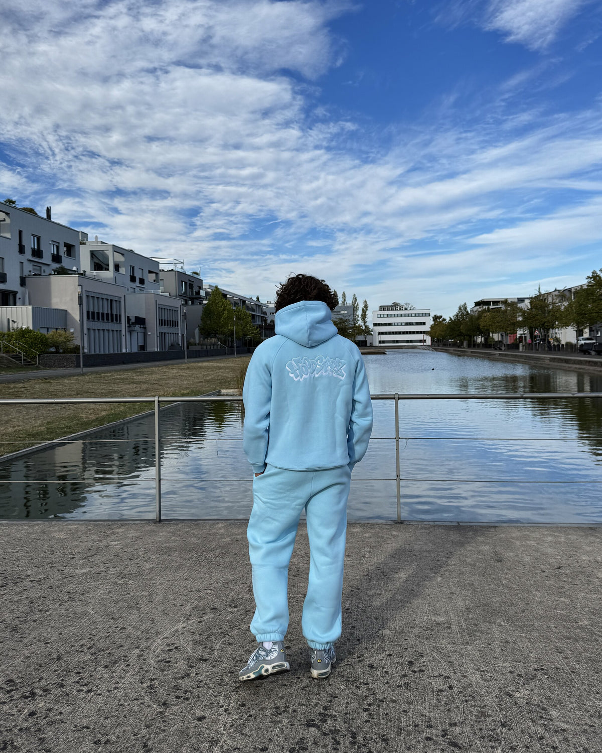 Model trägt Closed Leg Sweatpants in Blau, Rückseite