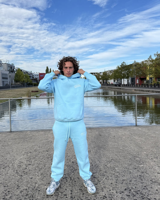 Model trägt Hoodstarz Hoodie in Blau, Vorderseite