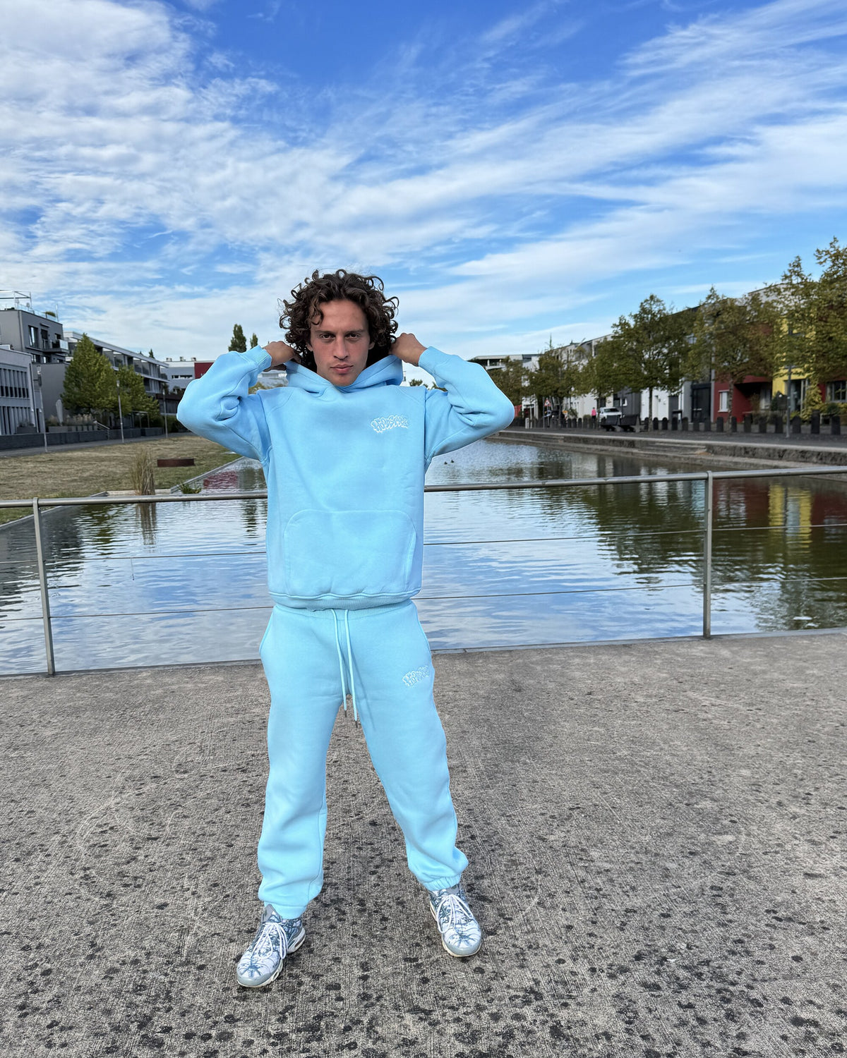 Model trägt Closed Leg Sweatpants in Blau, Vorderseite