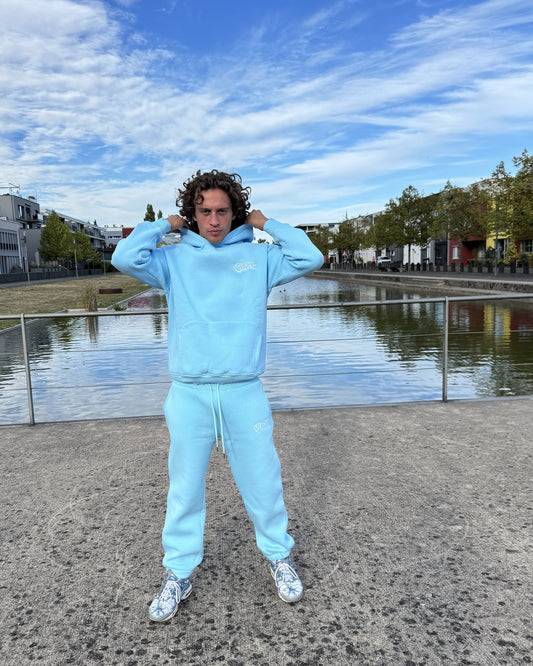 Model trägt Closed Leg Sweatpants in Blau, Vorderseite