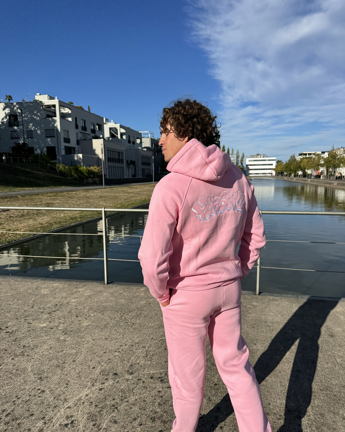 Model trägt Hoodstarz Hoodie in Pink, Rückseite