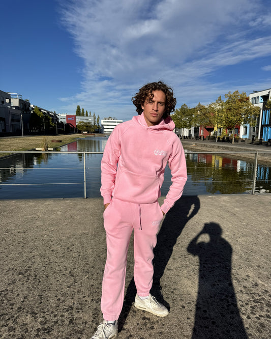 Model trägt Closed Leg Sweatpants in Pink, Vorderseite
