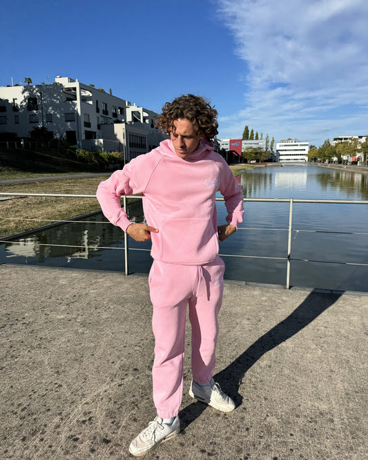 Model trägt Hoodstarz Hoodie in Pink, Vorderseite