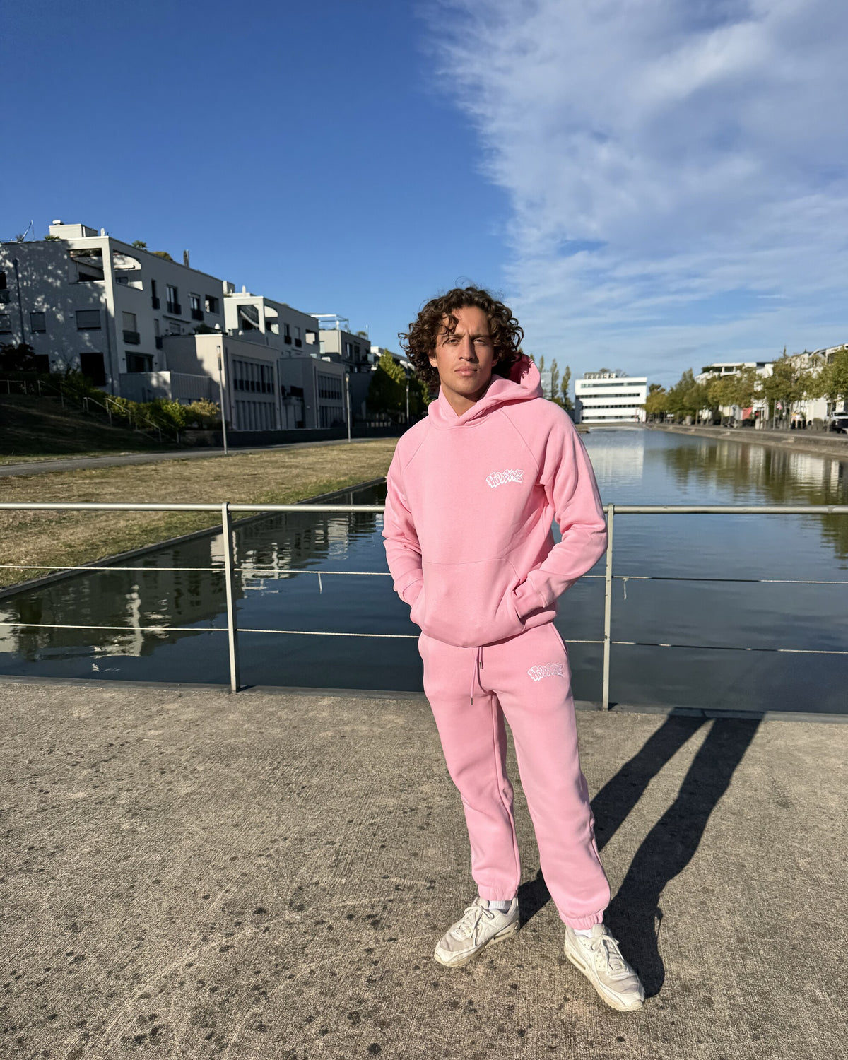 Model trägt Hoodstarz Hoodie in Pink, Vorderseite